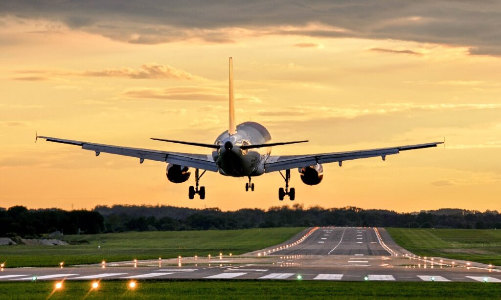 Flughafen Budweis: Testbetrieb soll im Sommer 2019 starten Flugzeug Start 1024x614